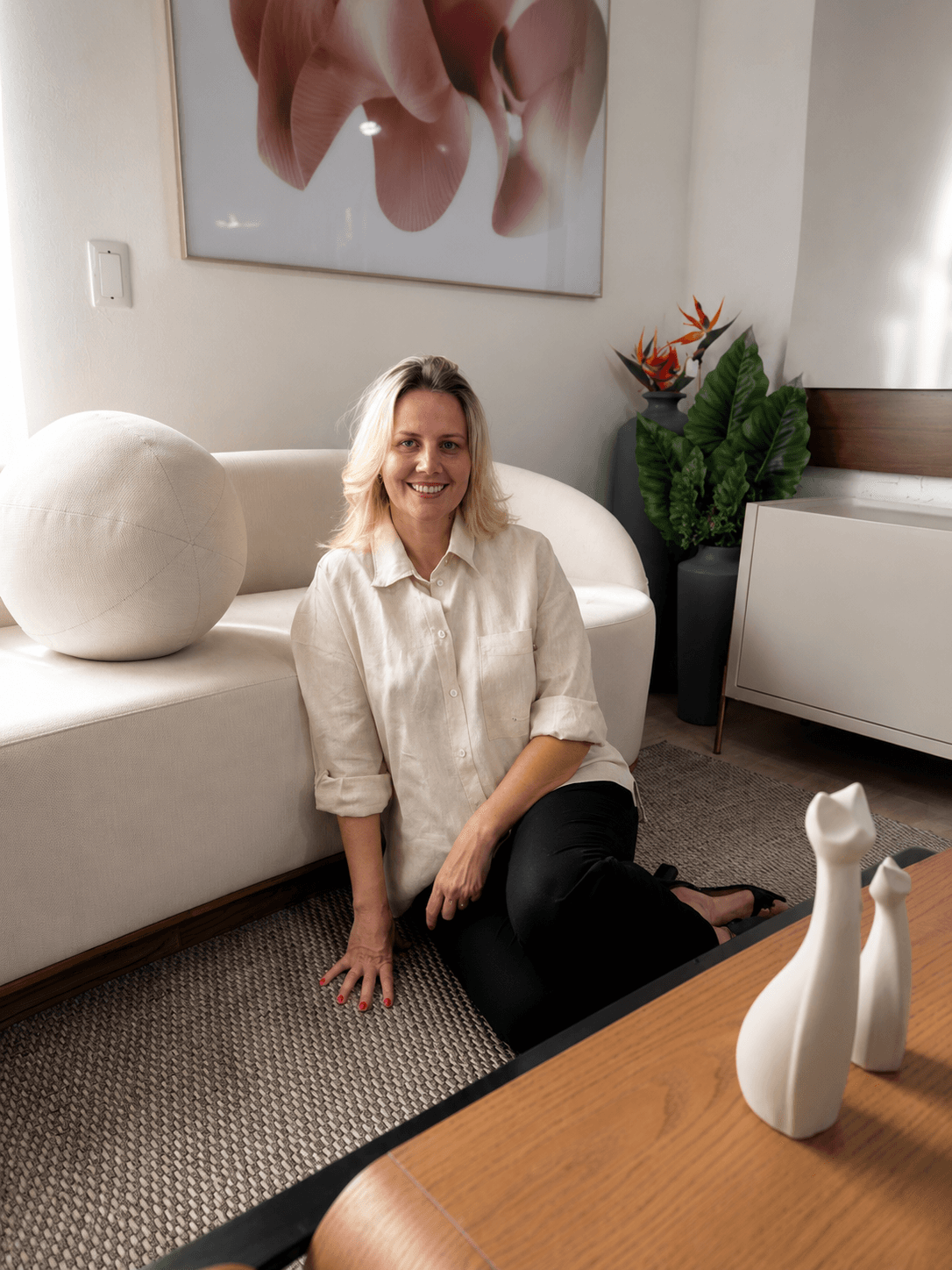 Consultora da Artecano sorrindo em um ambiente aconchegante do showroom